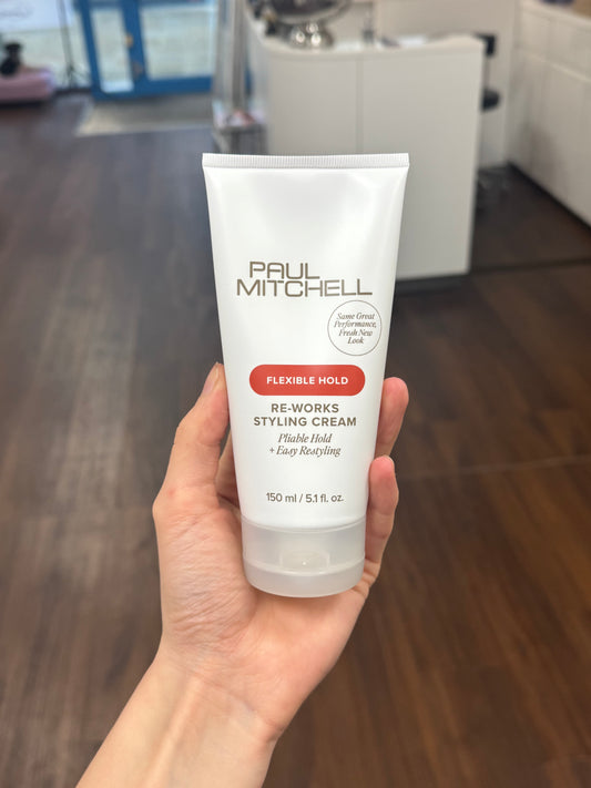 Paul Mitchell Re Works Styling Cream Flexible Hold Styling Creme in Hand im Salon, natürliche Anwendungssituation – Paul Mitchell