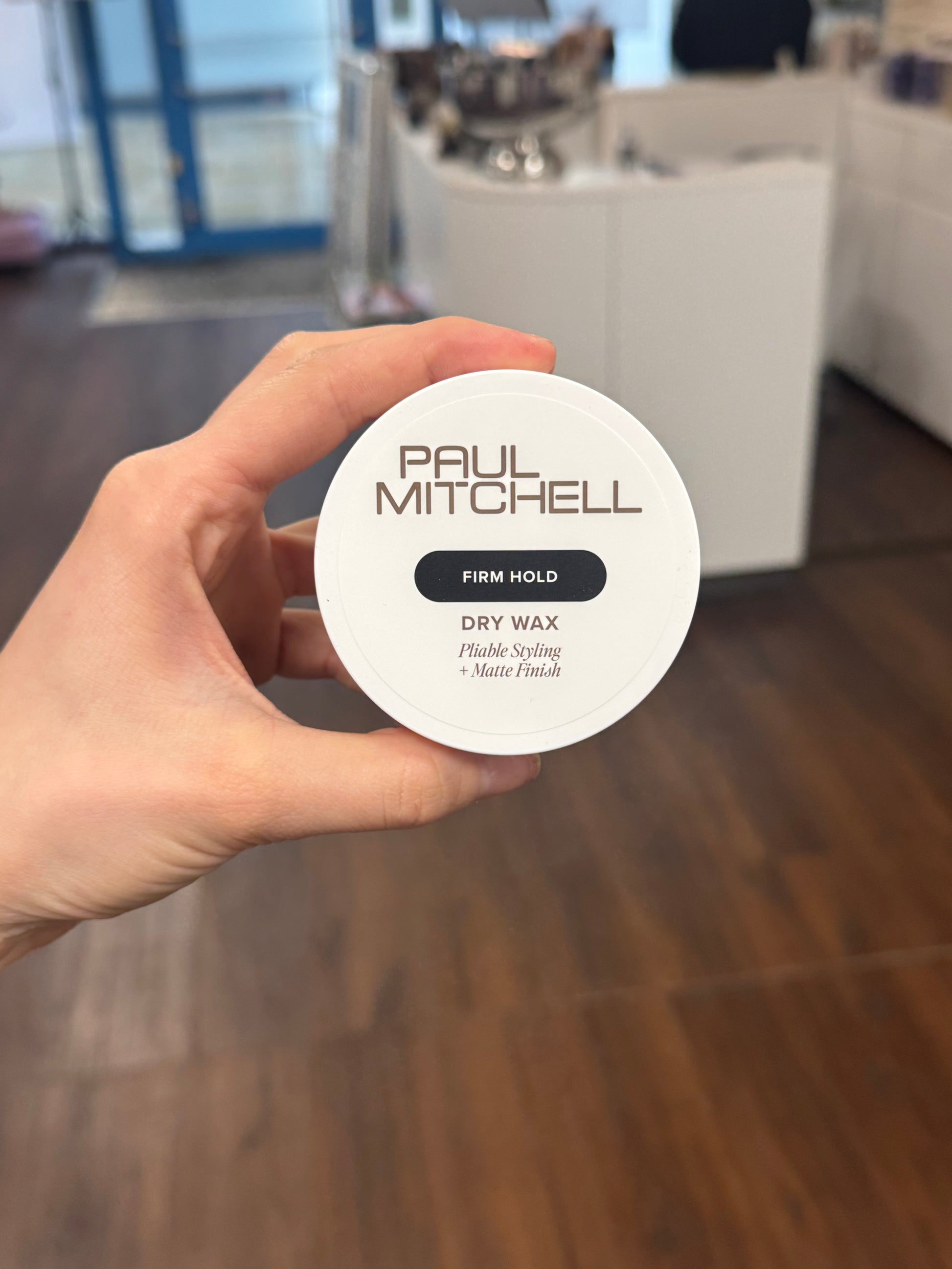 Paul Mitchell Dry Wax Firm Hold Styling Wachs mit mattem Finish für flexible Formbarkeit, Draufsicht im Salon – Paul Mitchell