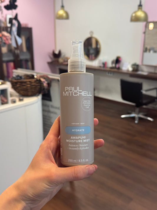 Paul Mitchell Awapuhi Moisture Mist Feuchtigkeitsspray in Hand im Salon, erfrischt Haar und Haut sofort – Paul Mitchell