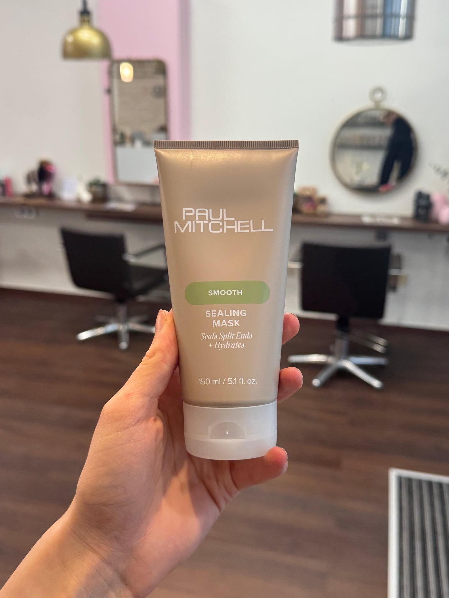 Paul Mitchell Sealing Mask Anti Frizz Haarmaske gegen Spliss und Frizz für glattes Haar, in Hand im Salon – Paul Mitchell