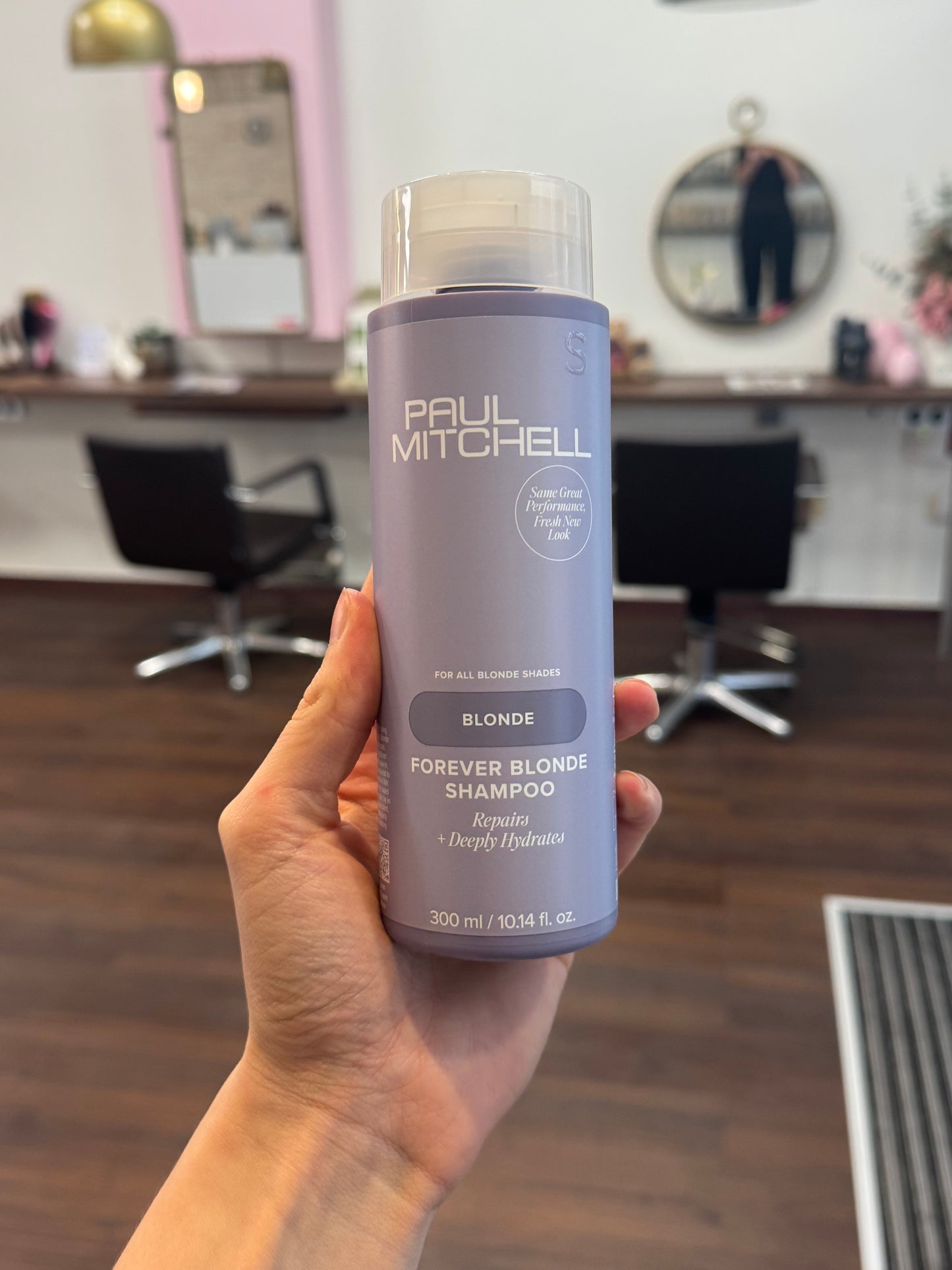 Paul Mitchell Forever Blonde Shampoo Reparatur Shampoo für blondes Haar, spendet Feuchtigkeit und stärkt strapaziertes Haar, in Hand im Salon – Paul Mitchell