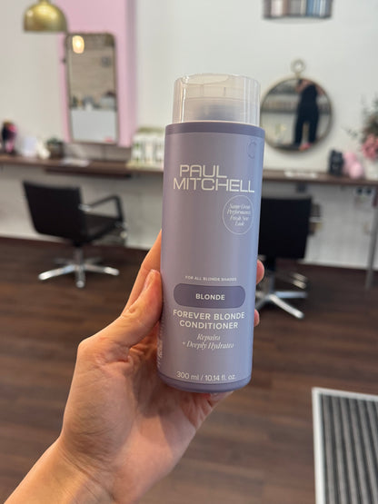 Paul Mitchell Forever Blonde Conditioner reparierende Pflege für blondes Haar, sorgt für Geschmeidigkeit und Glanz, in Hand im Salon – Paul Mitchell