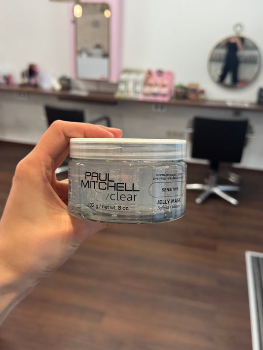 Paul Mitchell Clear Jelly Mask Feuchtigkeitsmaske für empfindliche Kopfhaut und Haar, transparente Pflege im Tiegel in Hand im Salon – Paul Mitchell