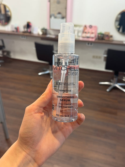 Paul Mitchell Clear Smoothing Serum Anti Frizz Serum für empfindliche Kopfhaut, glättet Haar und versiegelt Spitzen, in Hand im Salon – Paul Mitchell