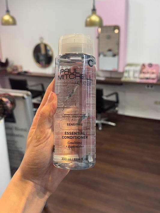 Paul Mitchell Clear Essential Conditioner sensitiv Conditioner ohne Duftstoffe für gepflegtes, geschmeidiges Haar, in Hand im Salon – Paul Mitchell