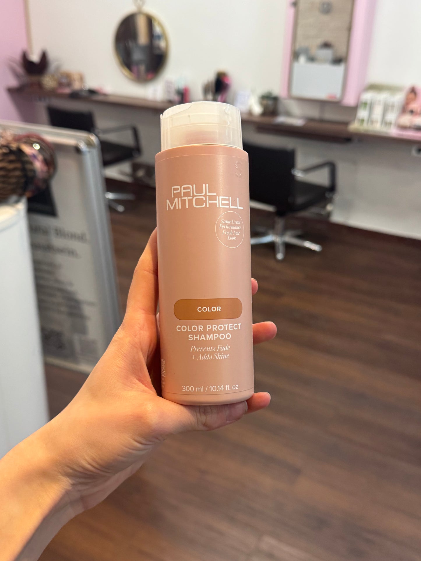 Paul Mitchell Color Protect Shampoo Farbschutz Shampoo für coloriertes Haar in Hand im Salon, schützt die Haarfarbe und verleiht Glanz – Paul Mitchell