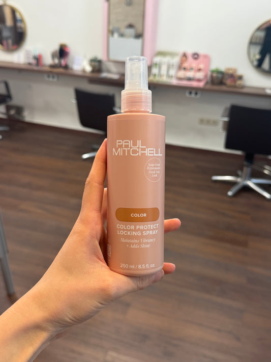 Paul Mitchell Color Protect Locking Spray Farbschutz Spray in Hand im Salon für langanhaltende Farbbrillanz und Glanz – Paul Mitchell