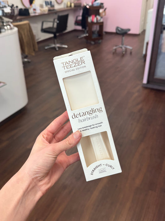Tangle Teezer Ultimate Detangler Verpackung im Salon in Hand gehalten Produkt – Tangle Teezer