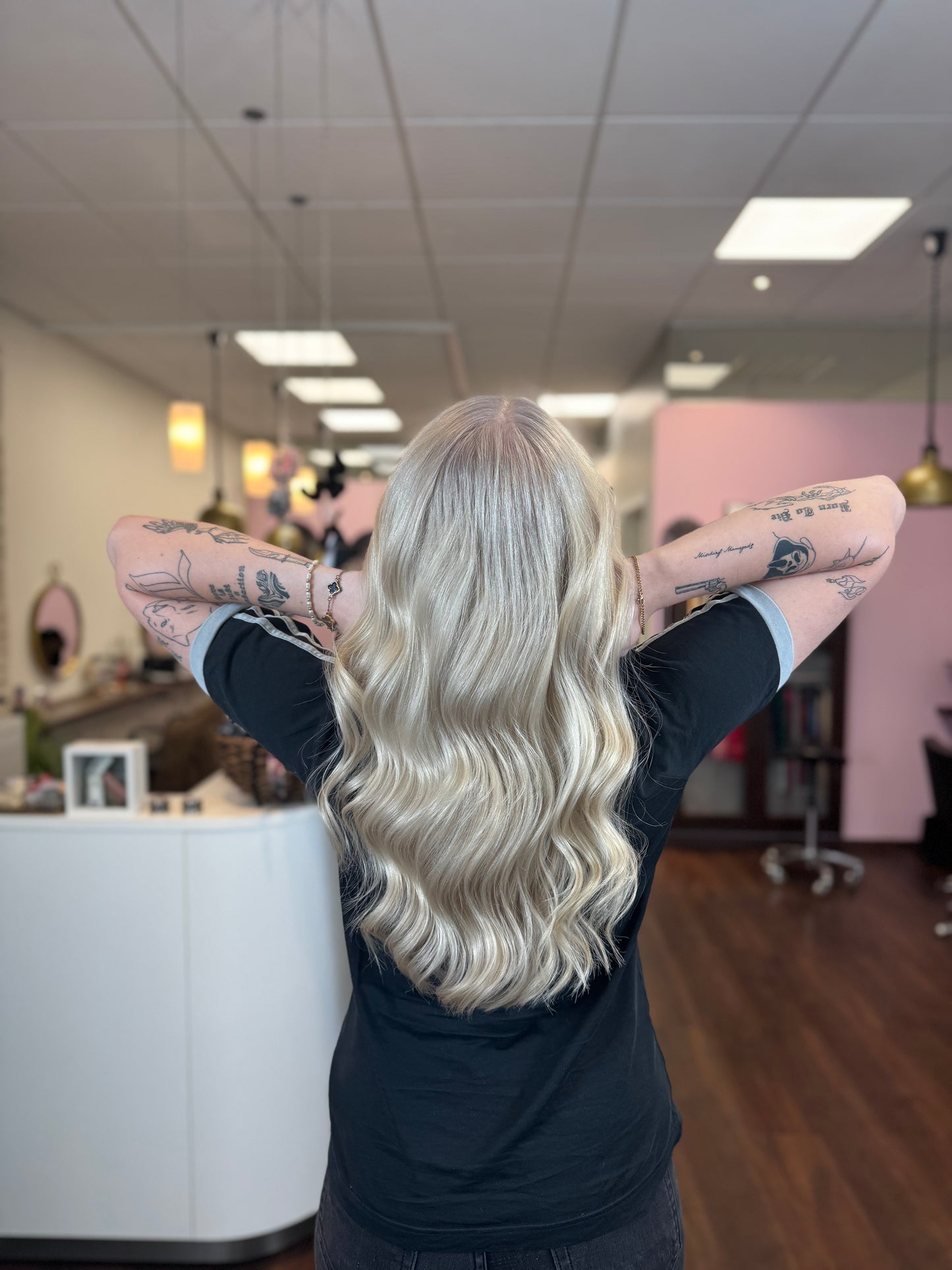 Leave in Spray blondes Haar mit weichen Wellen und glänzender Struktur nach Anwendung, geschmeidige Längen ohne Frizz im Friseursalon – Paul Mitchell
