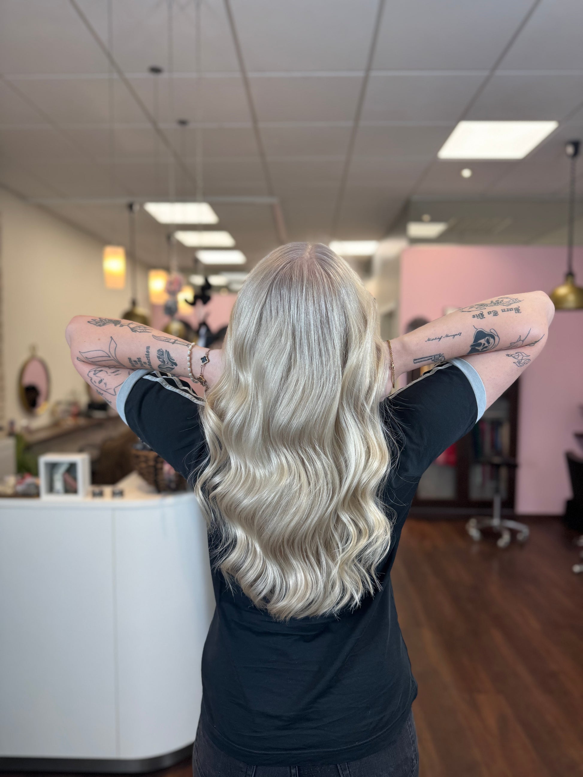 Leave in Spray blondes Haar mit weichen Wellen und glänzender Struktur nach Anwendung, geschmeidige Längen ohne Frizz im Friseursalon – Paul Mitchell
