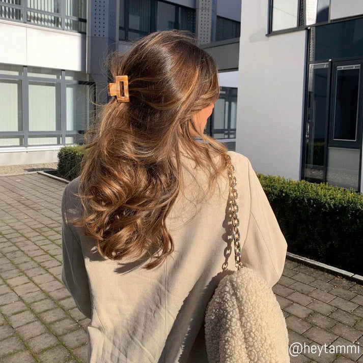 Haarklammer aus lichtdurchlässigem Acryl in Smokey Optik, Seitenansicht mit ineinandergreifenden Krallen, SASSTIE