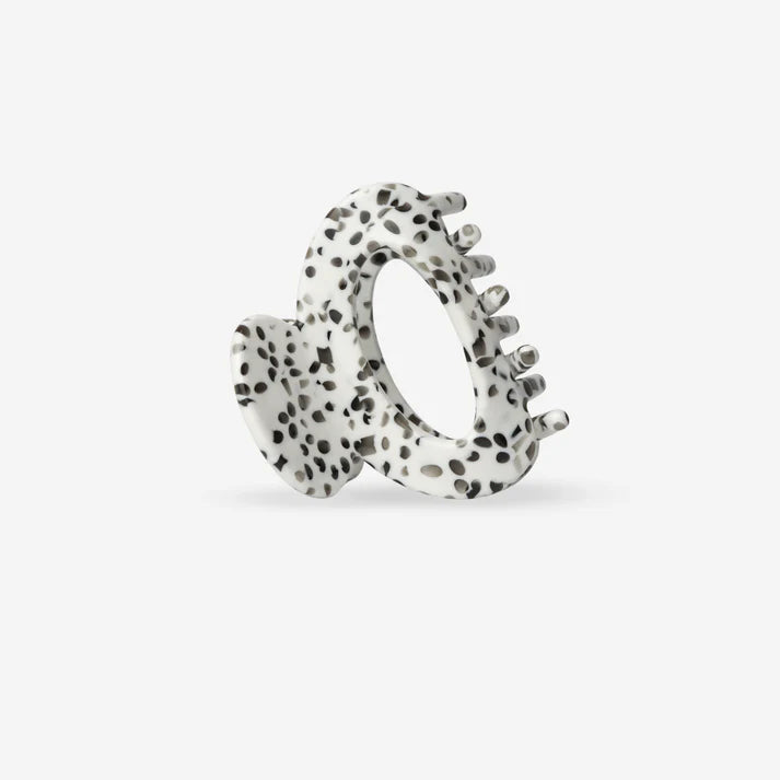 Kleine Haarklammer in Weiß Schwarz aus Cellulose Acetat, schräge Ansicht mit Dalmatiner Muster Bild 2, SASSTIE