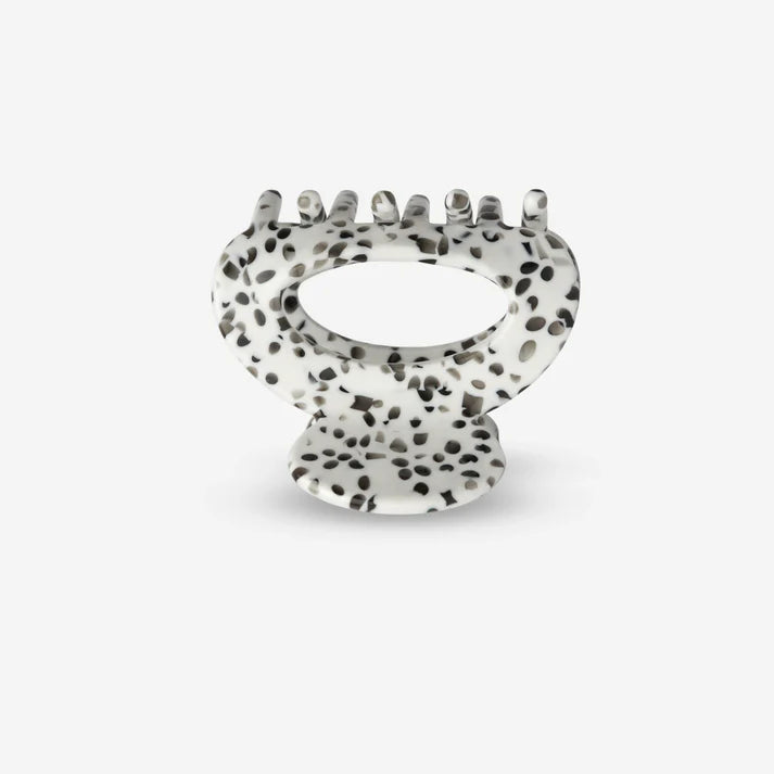 Haarklammer im Dalmatiner Design aus Cellulose Acetat, Frontansicht mit kompakten abgerundeten Krallen, SASSTIE