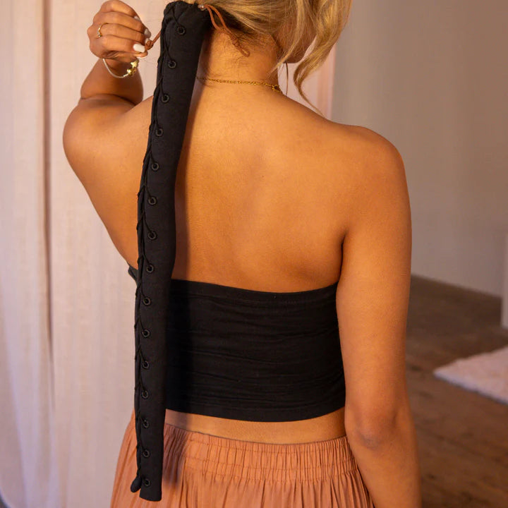 HairHOMIE Haarschutz L schwarz für lange Haare, schwarzer HairHOMIE wird am Rücken getragen zur Längen Darstellung – HairHOMIE