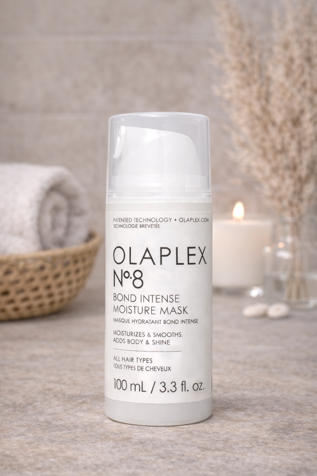Olaplex No.8 Bond Intense Moisture Mask feuchtigkeitsspendende Haarmaske, Pumpflasche auf hellem Spa Hintergrund – Olaplex