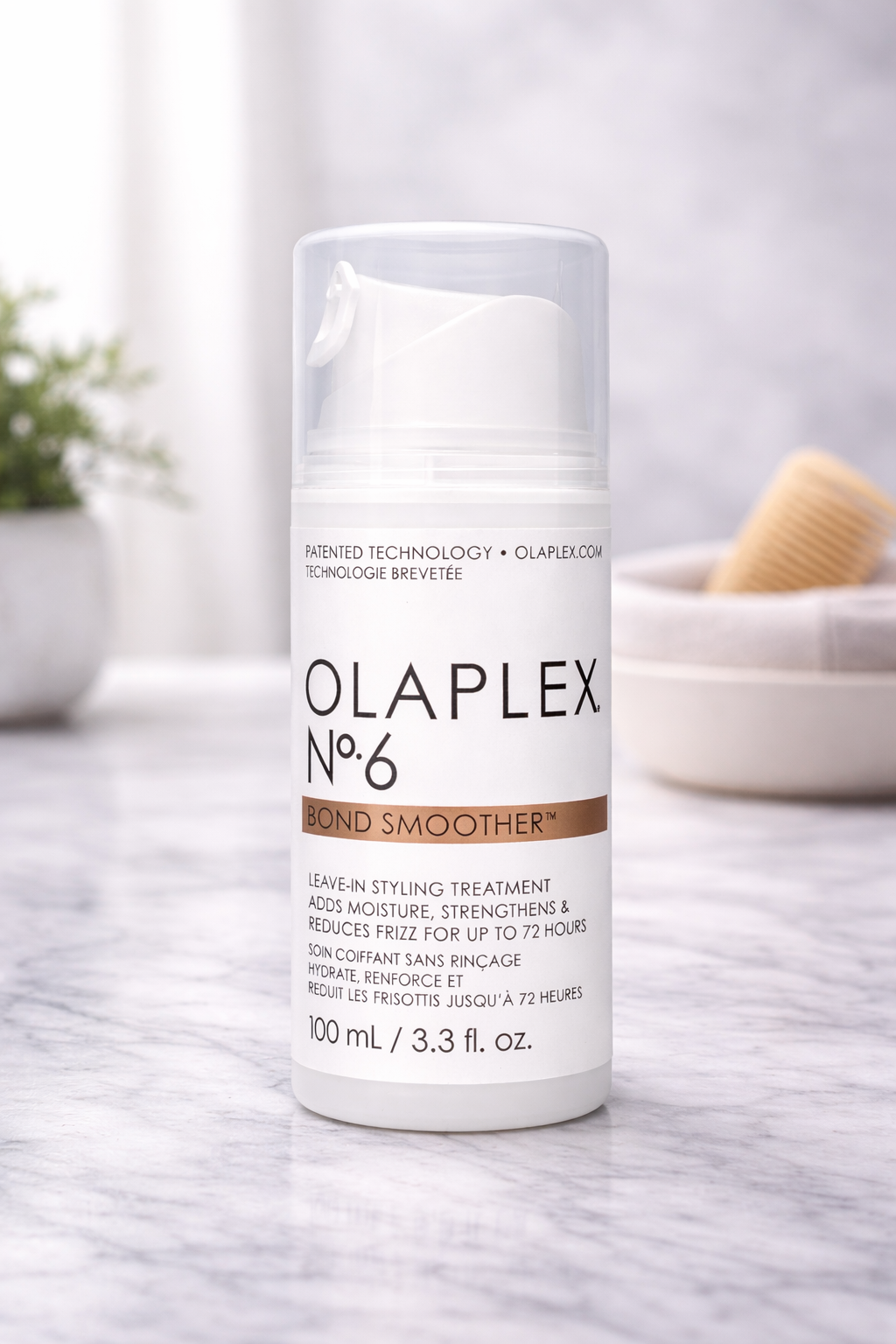 Olaplex No.6 Bond Smoother Leave in Styling Treatment gegen Frizz, Produktflasche auf hellem Pflege Hintergrund – Olaplex