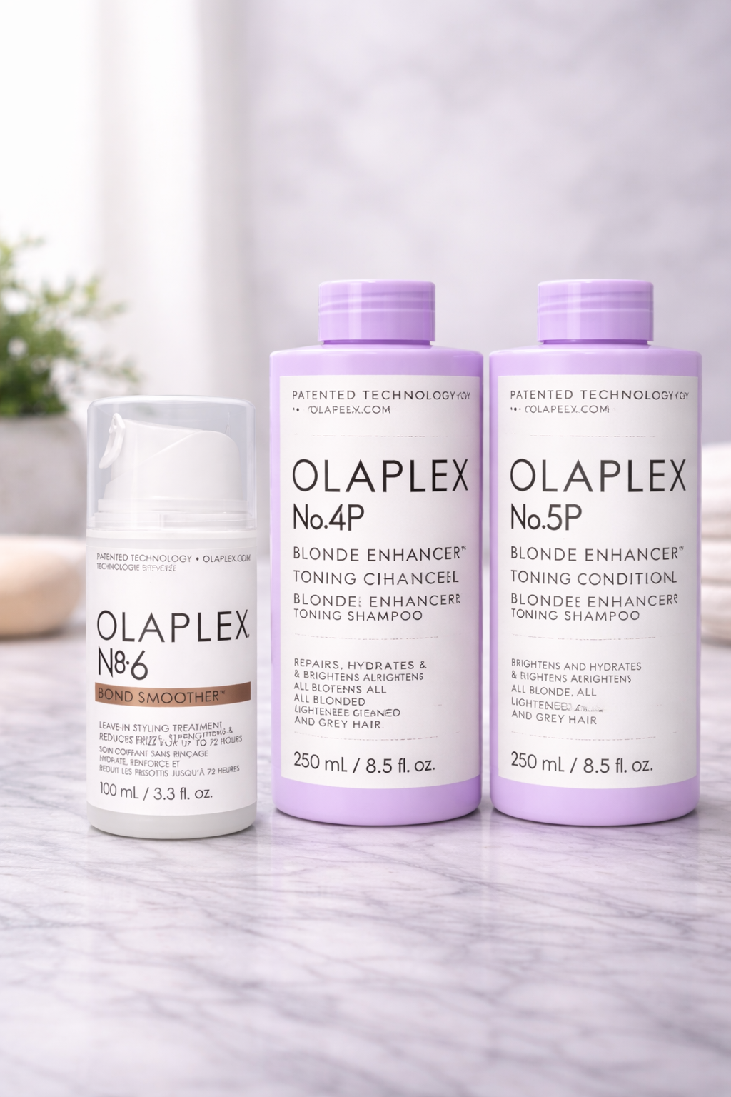 Olaplex No.4P Shampoo No.5P Conditioner und No.6 Bond Smoother für blondes Haar, drei Produktflaschen nebeneinander auf hellem Hintergrund – Olaplex