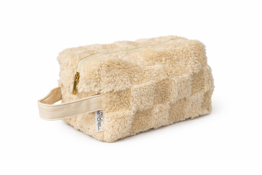 Plüschtasche Kosmetiktasche aus Teddy Stoff in Creme mit Reißverschluss und Trageschlaufe, freigestellt auf weißem Hintergrund