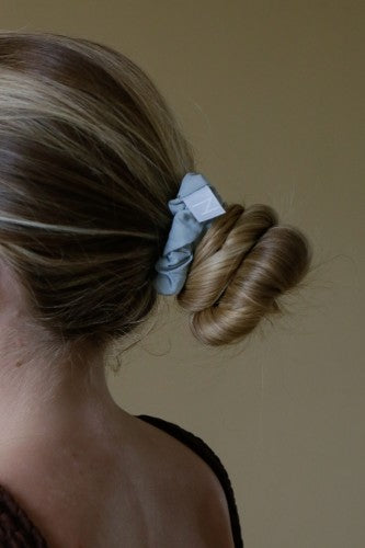 Haarschonender Scrunchie aus Bambusseide im Haar als Dutt arrangiert