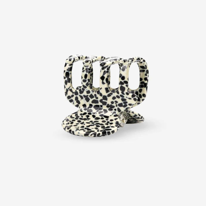 Leichte Haarklammer aus Cellulose Acetat in Schwarz Weiß, Rückansicht mit abgerundeten Krallen, SASSTIE