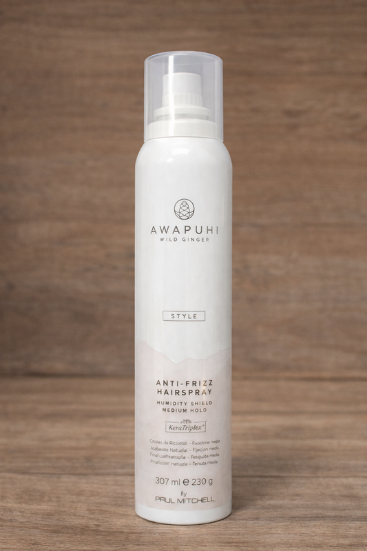 Anti Frizz Hairspray auf warmer Holzoberfläche mit natürlicher Struktur – Paul Mitchell