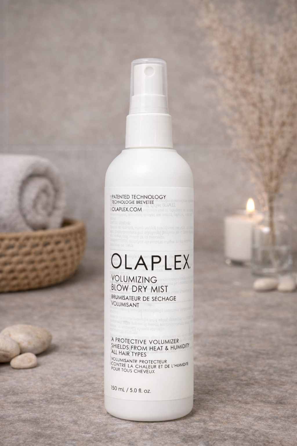 Olaplex Volumizing Blow Dry Mist Sprayflasche mit weichem Studiohintergrund und Tiefe – Olaplex