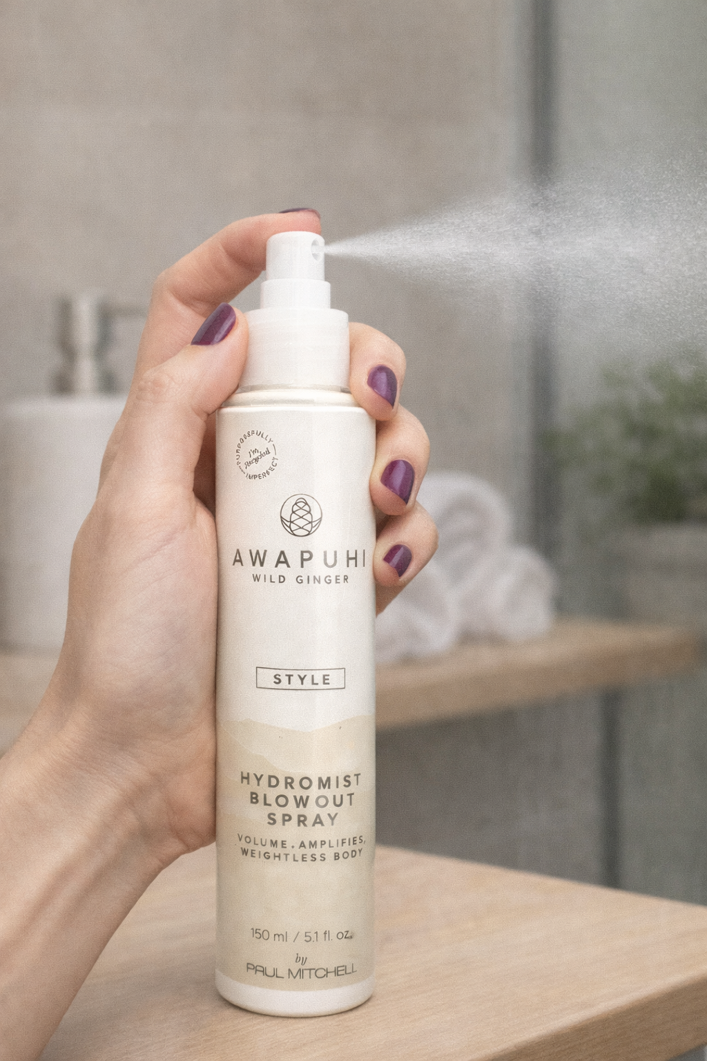 Hydromist Blowout Spray 150 ml während Anwendung mit sichtbarem Sprühnebel – Paul Mitchell