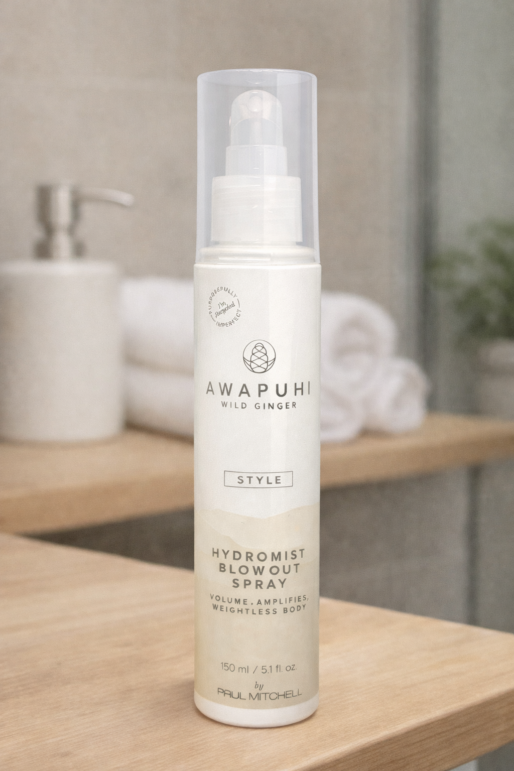 Hydromist Blowout Spray 150 ml auf Holzablage im Badezimmer mit Tiefenunschärfe – Paul Mitchell