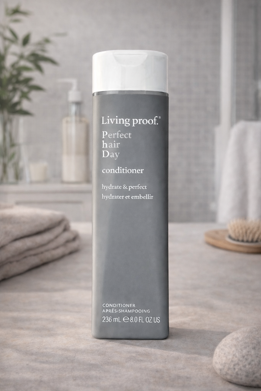 Living Proof Perfect Hair Day Conditioner dekorativer Hintergrund im Salonstil – Living Proof