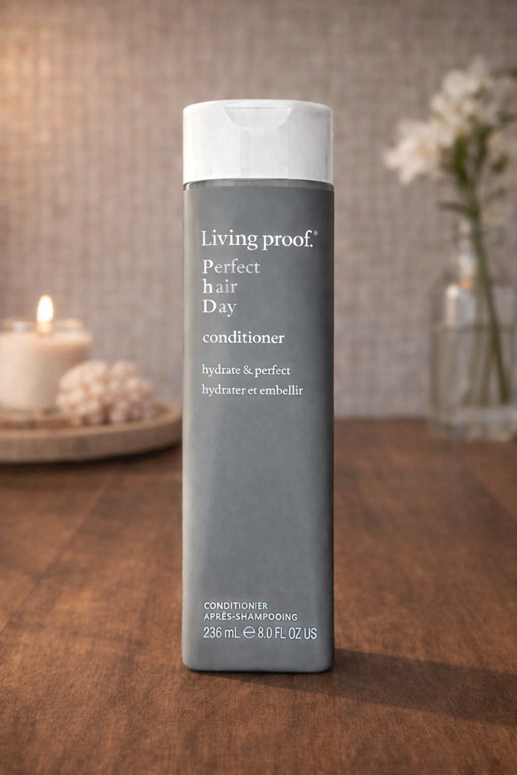 Living Proof Perfect Hair Day Conditioner auf warmer Holzfläche mit softem Licht – Living Proof