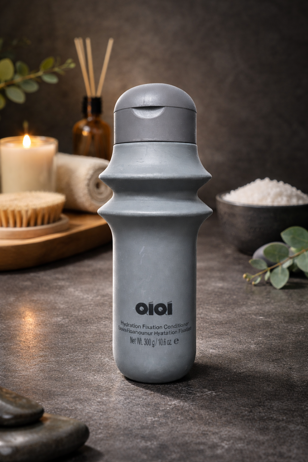 QiQi Hydration Fixation Conditioner graue Conditioner Flasche vor dunklem eleganten Hintergrund QiQi