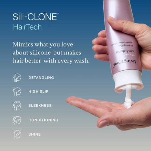 Living Proof Restore Conditioner Produktflasche mit Wirkversprechen zu Haarbruch Reduktion und Haarstruktur auf blauem Hintergrund Bild 2 – Living Proof