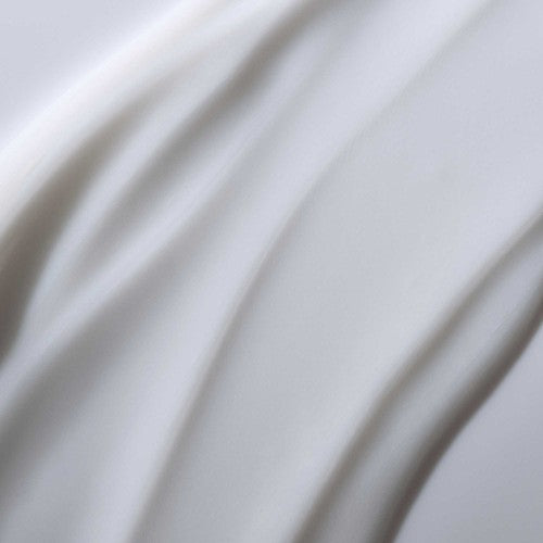 Living Proof No Frizz Conditioner Detailaufnahme cremige Textur freigestellt auf hellem neutralem Hintergrund – Living Proof