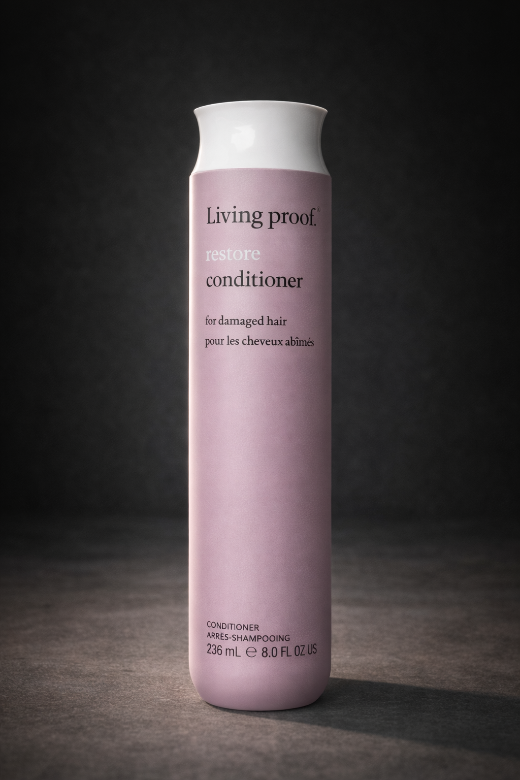 Living Proof Restore Conditioner dunkler anthrazitfarbener Hintergrund mit Lichtkante – Living Proof