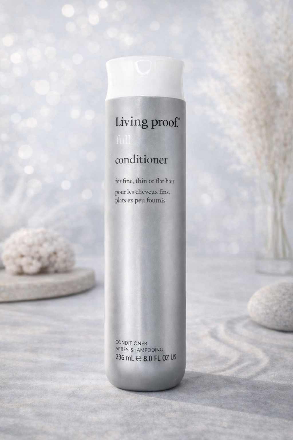 Living Proof Full Conditioner ruhigen winterlichen Hintergrund, freigestellte Produktflasche – Living Proof