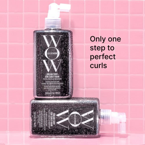 Color WOW Dream Coat Anti Frizz Spray for curly Hair Produktbild mit strukturiertem Hintergrund – Color WOW