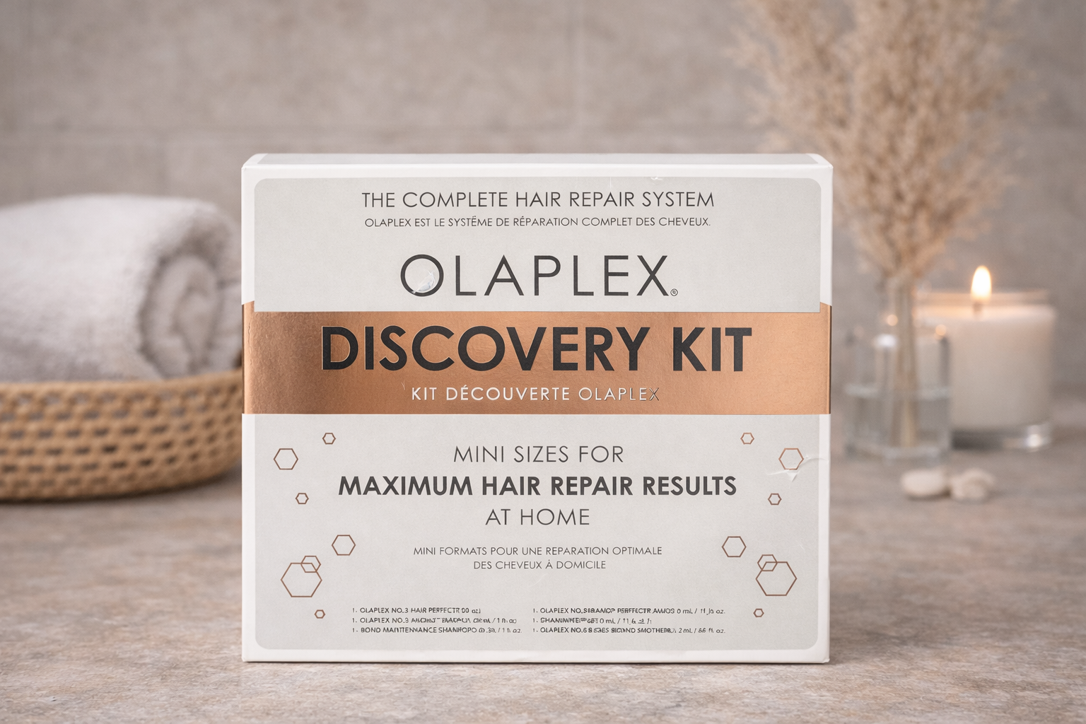 Olaplex Discovery Kit Box mit enthaltenen Produkten dekorativ arrangiert – Olaplex