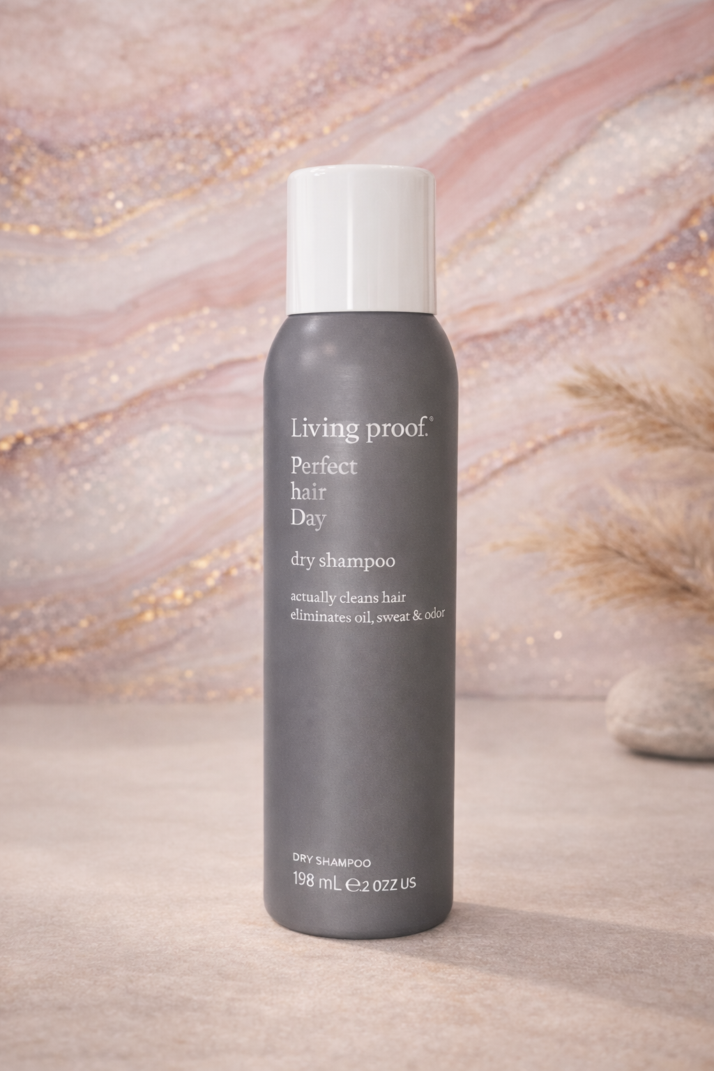Living Proof Dry Shampoo dekorativer Salonhintergrund mit weichem Licht – Living Proof