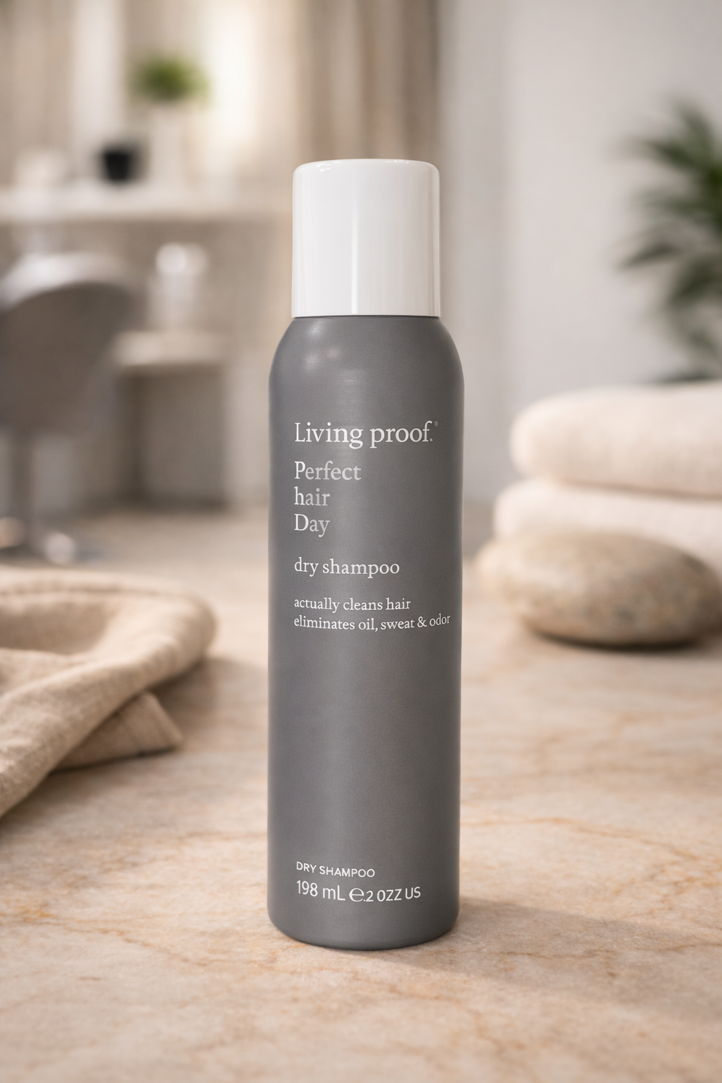 Living Proof Dry Shampoo auf warmer Holzoberfläche mit natürlichem Lichteinfall – Living Proof