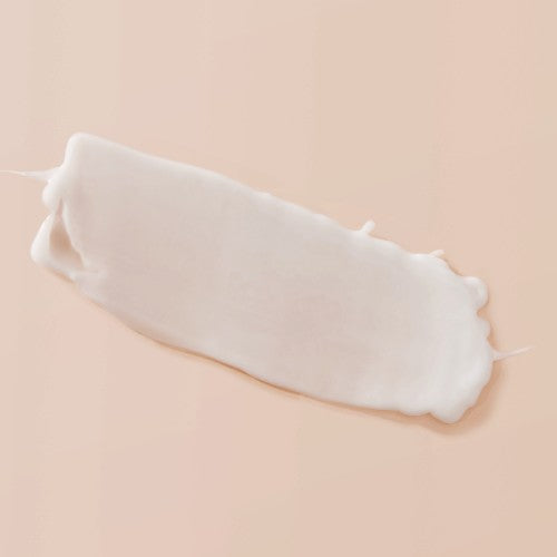 Living Proof Curl Enhancer cremige Pflege Textur als Produktauftrag freigestellt auf neutralem Hintergrund – Living Proof