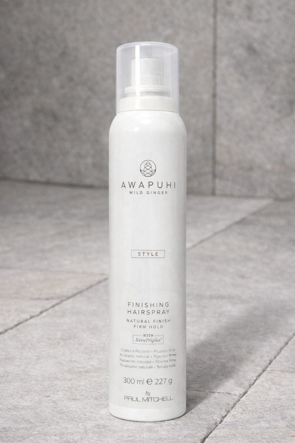 Finishing Hairspray auf Steinoberfläche mit strukturierter Naturoptik – Paul Mitchell
