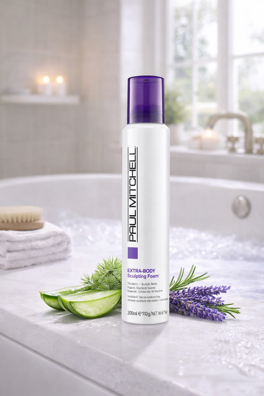 Extra Body Sculpting Foam Volumen Schaum für feines Haar, Produktflasche am Badewannenrand mit Pflegeelementen, Paul Mitchell