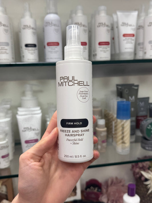 Paul Mitchell Freeze and Shine Hairspray Firm Hold Haarspray für starken Halt und intensiven Glanz, in Hand im Salon – Paul Mitchell