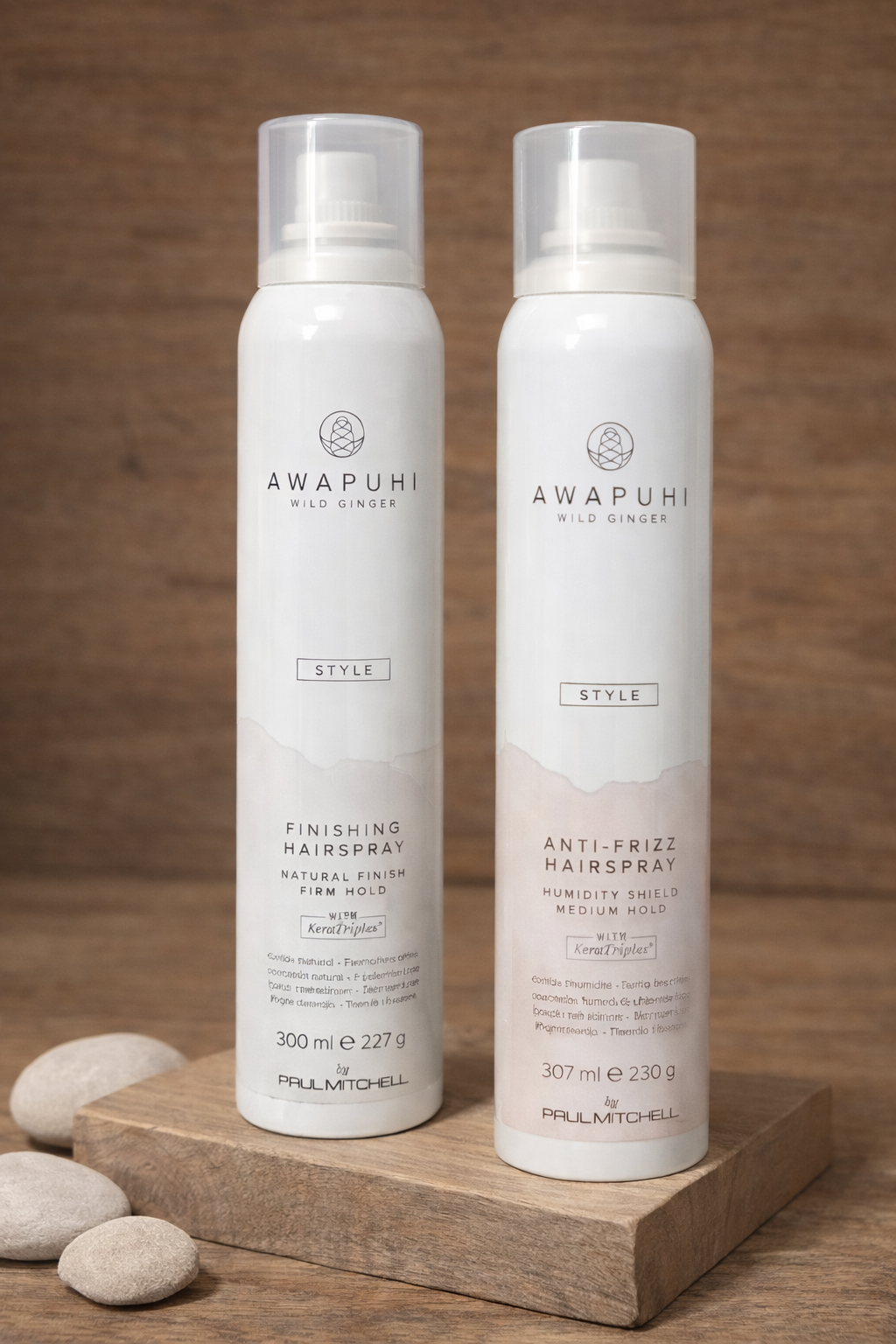 Finishing und Anti Frizz Hairspray nebeneinander vor warmer Holzstruktur – Paul Mitchell