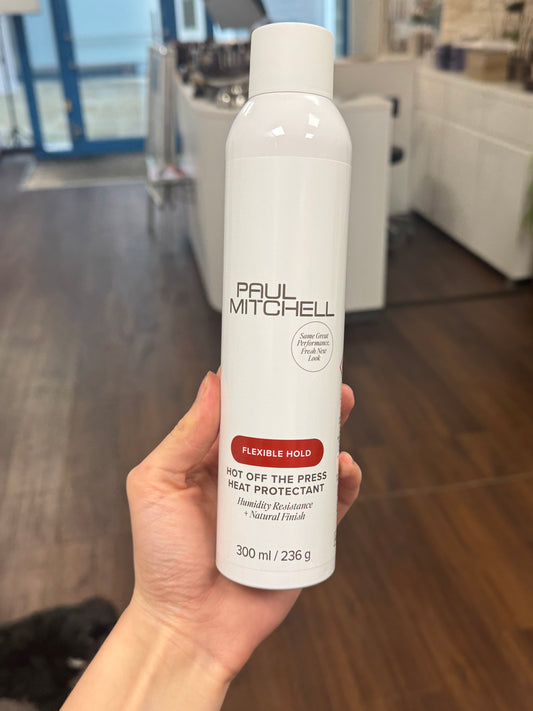 Paul Mitchell Hot Off The Press Hitzeschutz Spray für Styling mit Glätteisen, in Hand im Salon gehalten – Paul Mitchell