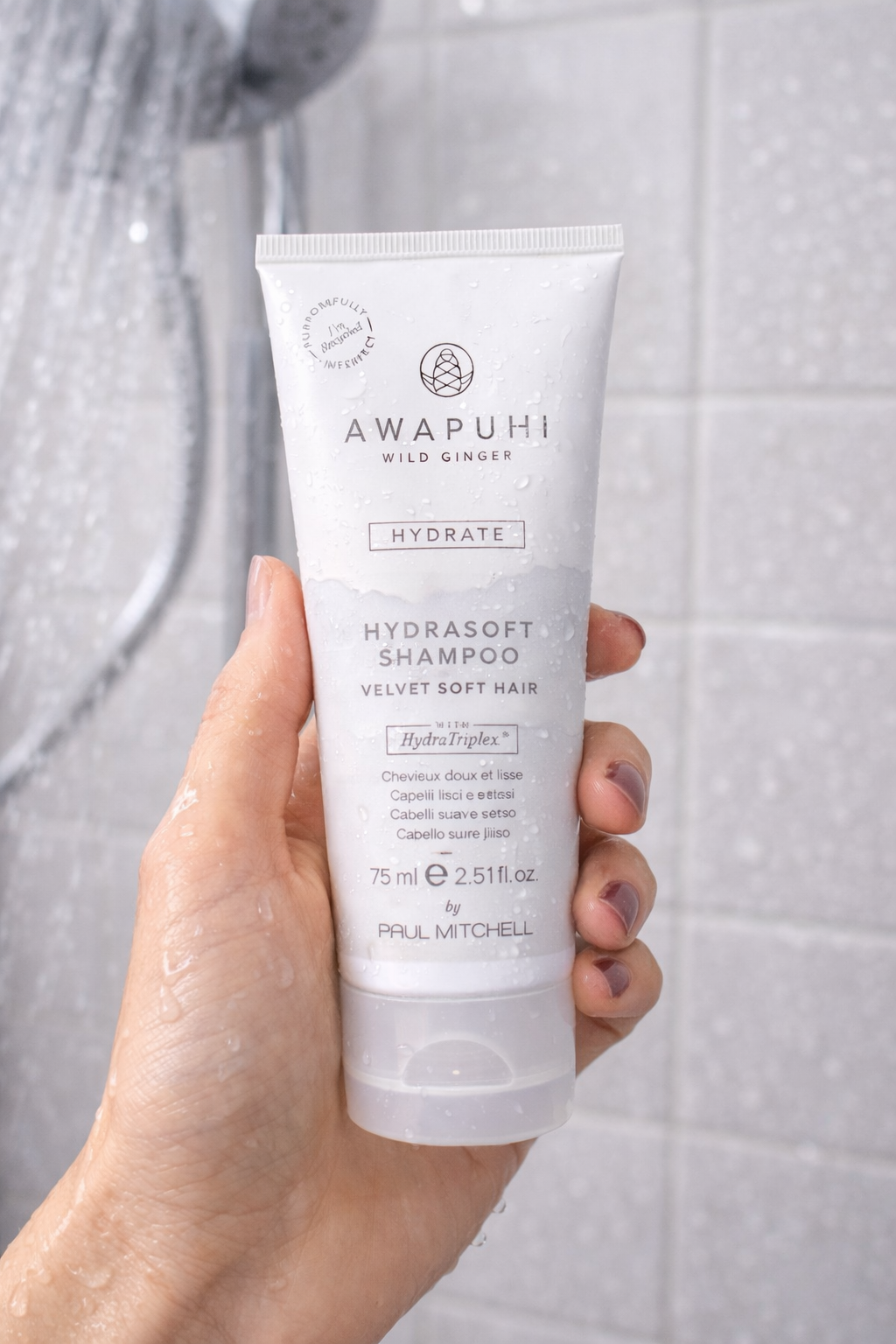 Awapuhi Hydrasoft Shampoo 75 ml für trockenes Haar, pastellblaue Tube in natürlicher Duschumgebung – Paul Mitchell