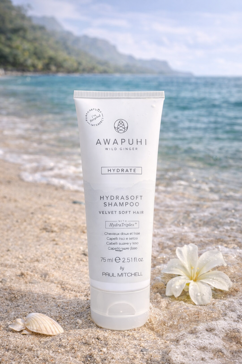 Awapuhi Hydrasoft Shampoo 75 ml für trockenes Haar, pastellblaue Tube freigestellt vor hawaii - Hintergrund – Paul Mitchell