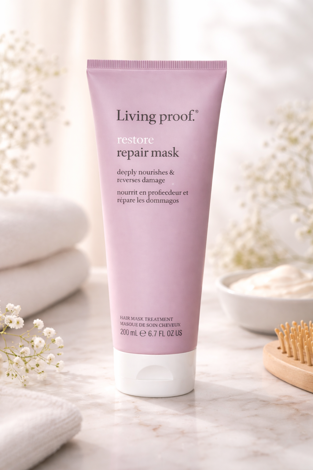 Living Proof Restore Repair Mask für intensive Haarpflege, Produkt in natürlichem Spa Setting mit Handtüchern und Bürste – Living Proof