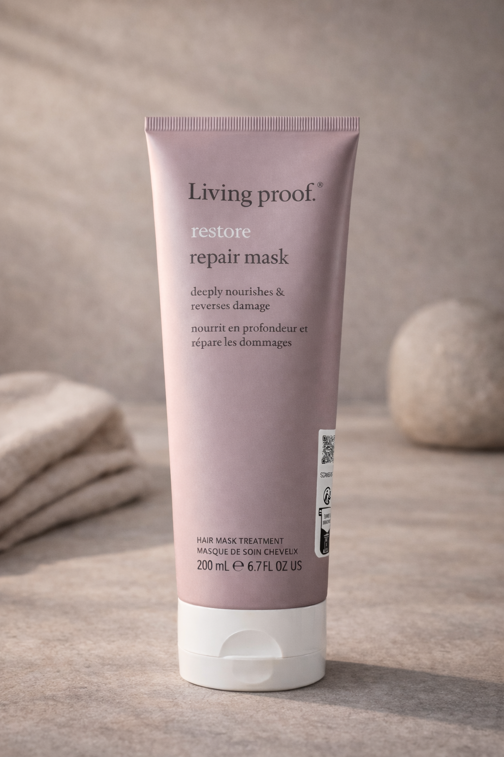 Living Proof Restore Repair Mask auf Natursteinoberfläche mit weichem Tageslicht – Living Proof