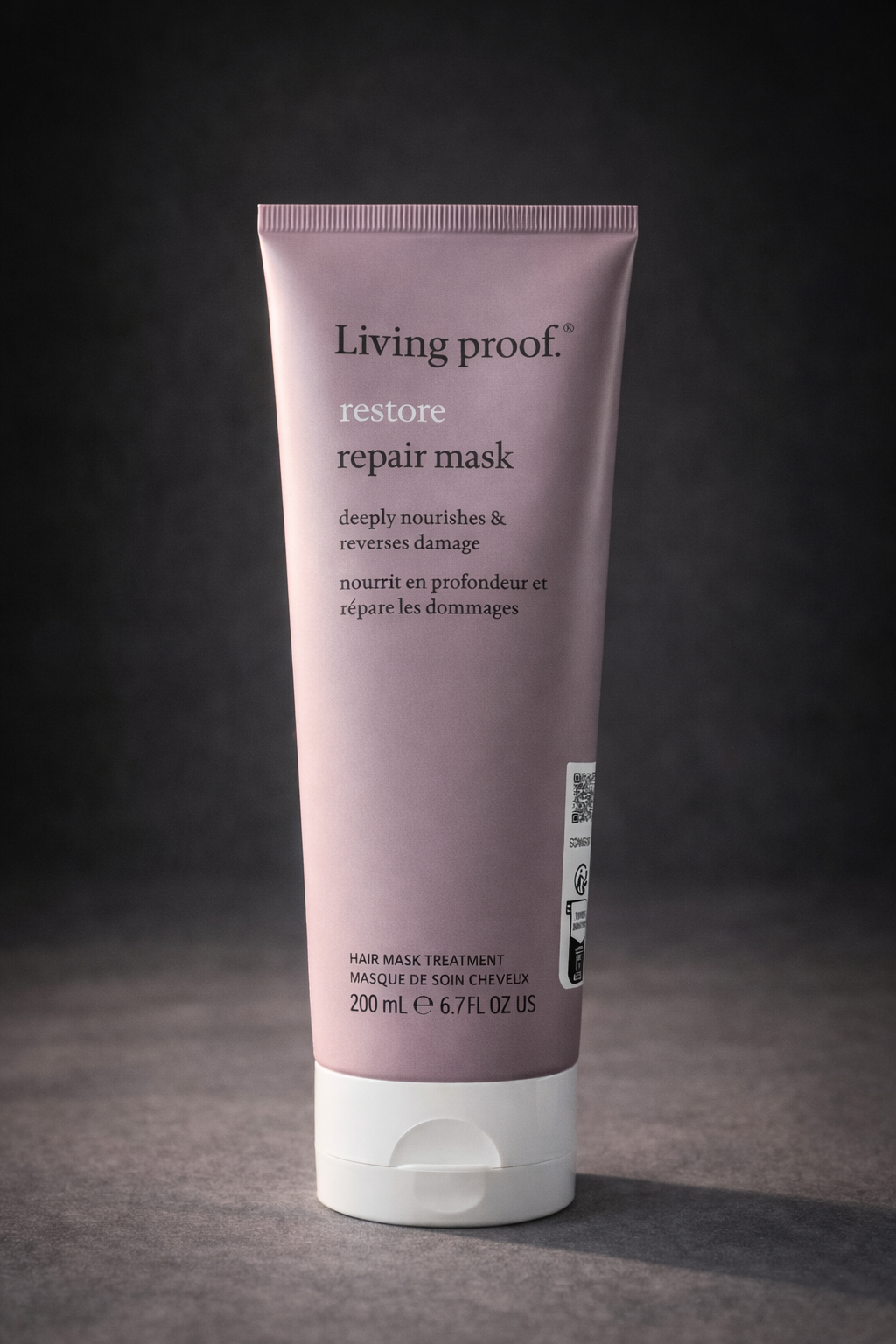 Living Proof Restore Repair Mask dunkler anthrazitfarbener Hintergrund mit Lichtkante – Living Proof